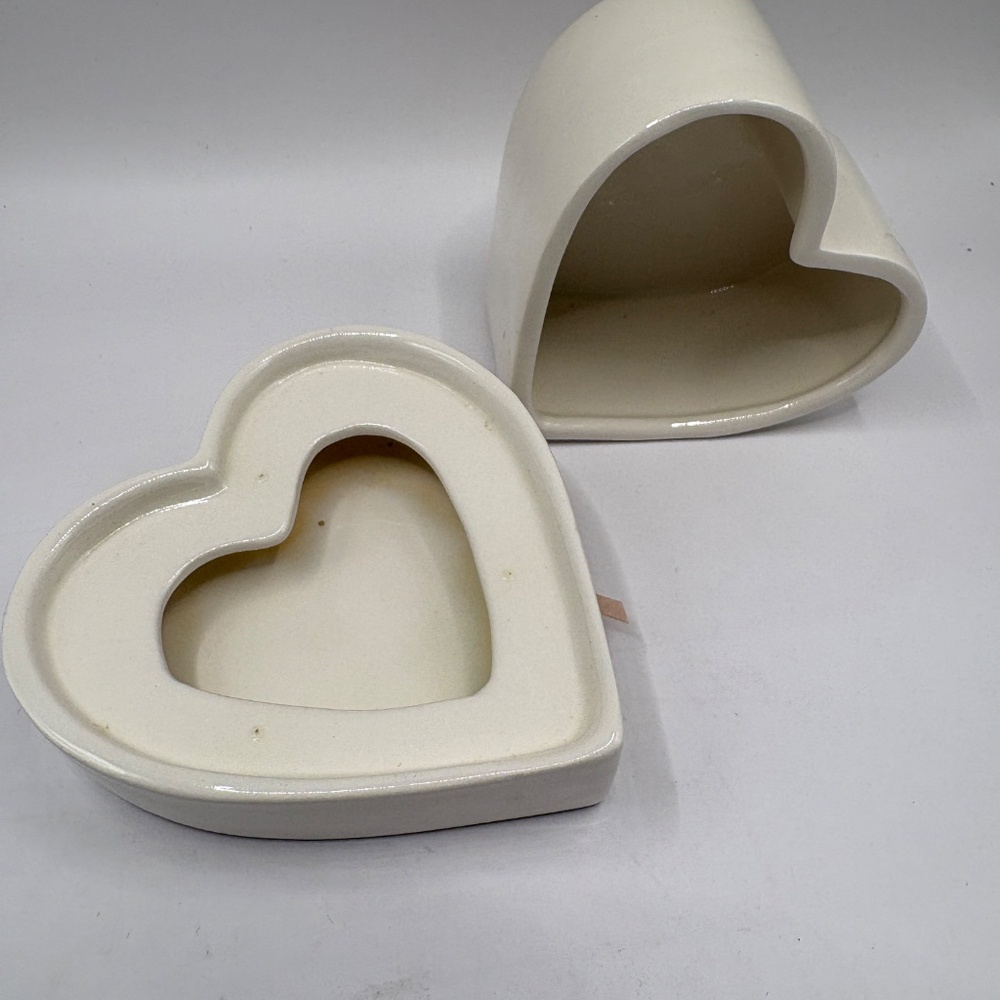 Heart Shaped Ceramic Trinket Box - Picture 3 of 4